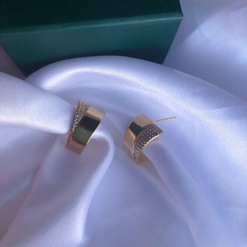 Brinco Chapa Curvada com Lateral Cravejada - Banhado a Ouro 18k