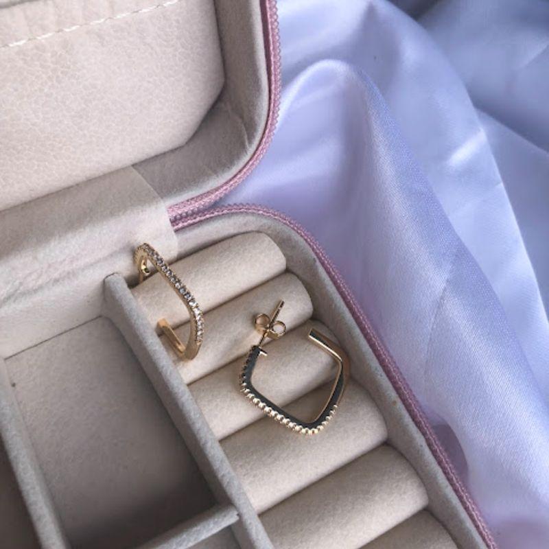 Brinco Meia Argola Quadrada Cravejada Zircônias - Banhado a Ouro 18k