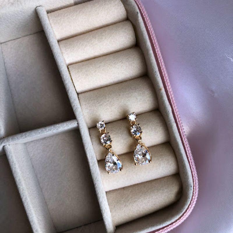 Brinco Ponto de Luz e com Gota Pendurada de Zircônias - Banhado a Ouro 18k