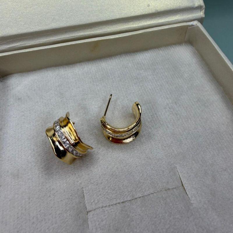 Brinco Semi Argola Orgânica com Cravejado no Meio - Banhado a Ouro 18k