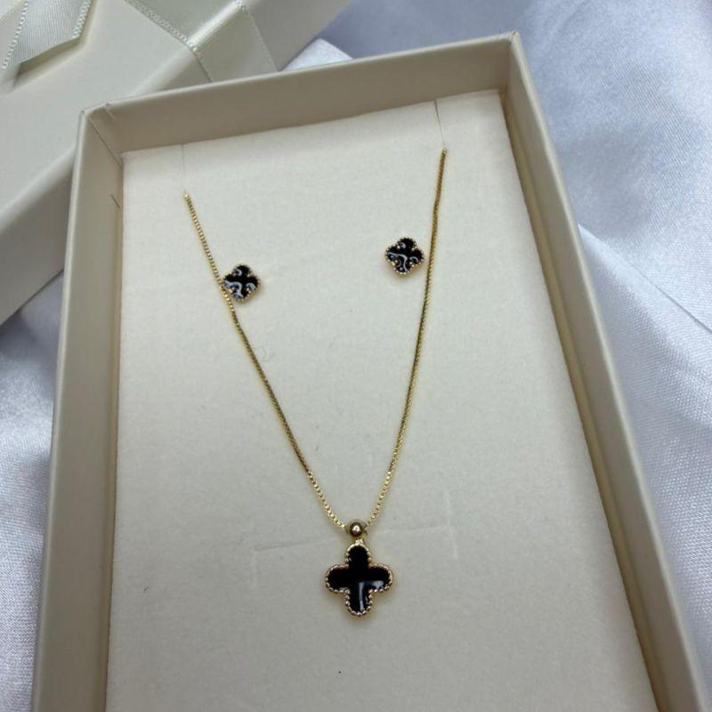 Conjunto Infantil Colar e Brincos Trevo esmaltado Preto - Banhado a Ouro 18k