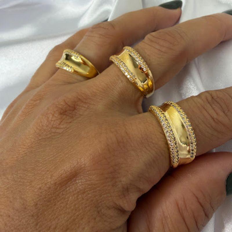 Anel com Laterais Cravejada Zircônias (und) - Banhado a Ouro 18k