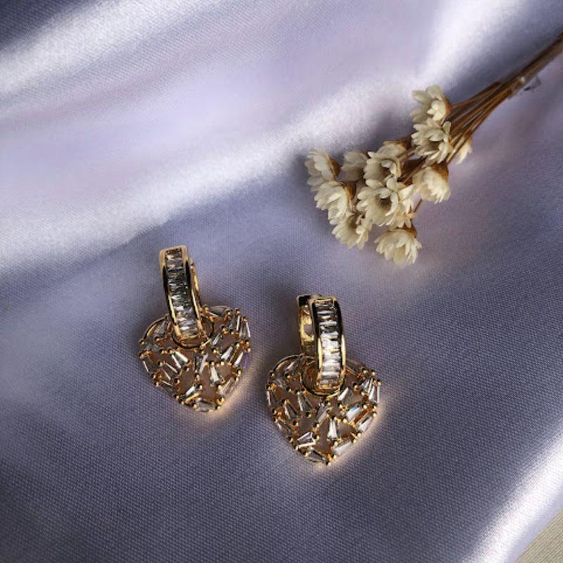 Argolas com Zircônias Estilo Baguete e Pendentes em Formato de Coração - Banhado a ouro 18k