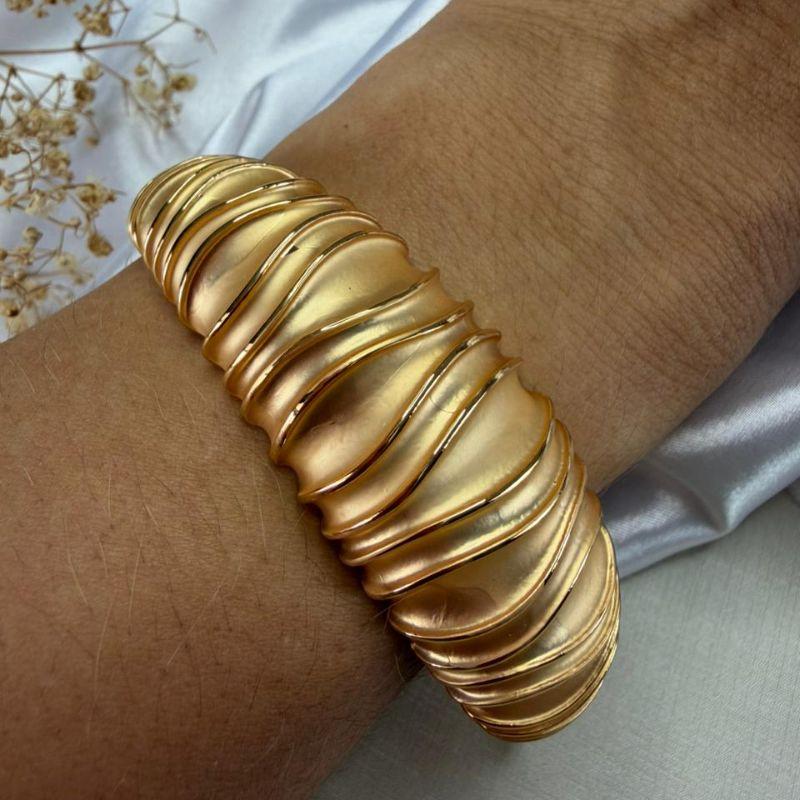 Bracelete Design Abaulado com Ondulações  e Acabamento Fosco/Acetinado - Banhado a Ouro 18k