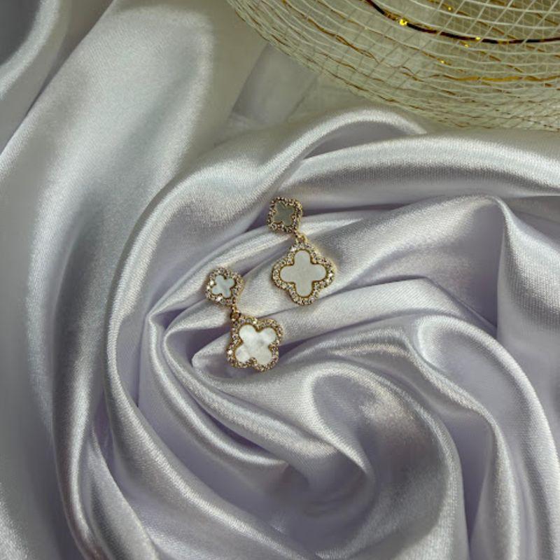Brinco 2 Trevos com Madrepérola e Bordas Cravejadas - Banhado a Ouro 18k