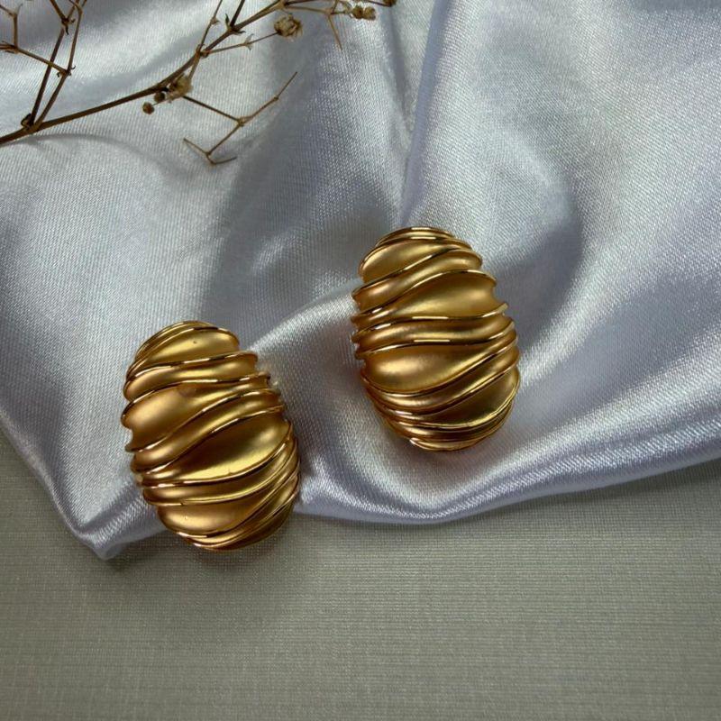 Brinco Design Abaulado com Ondulações  e Acabamento Fosco/Acetinado - Banhado a Ouro 18k