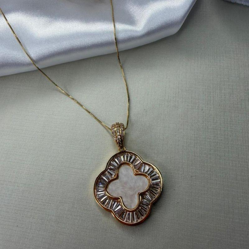 Colar com Pingente de Trevo de Madrepérola e Cravação de Zircônias - Banhado a Ouro 18k