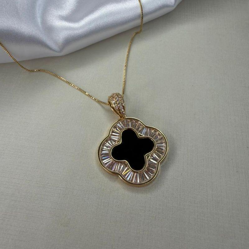 Colar com Pingente de Trevo Preto e Cravação de Zircônias Inspiração Joia - Banhado a Ouro 18k