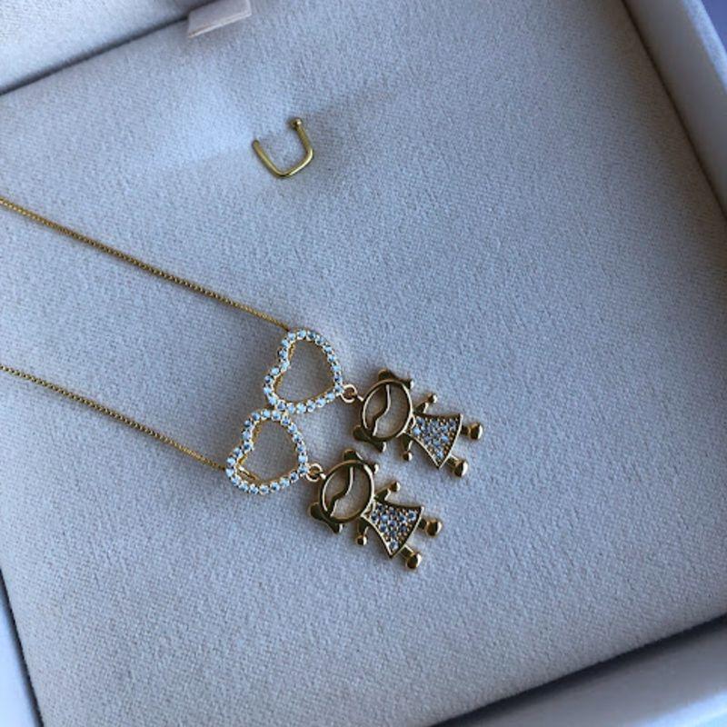 Colar Filhos com Pingentes 2 Meninas Pendurados em Corações - Banhado a Ouro 18k