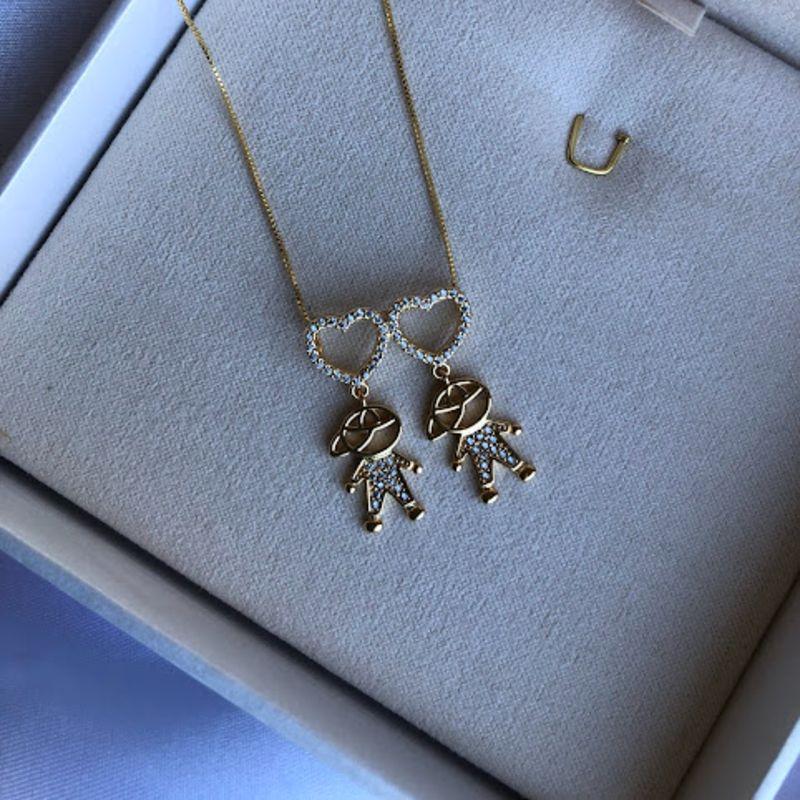 Colar Filhos com Pingentes 2 Meninos Pendurados em Corações - Banhado a Ouro 18k
