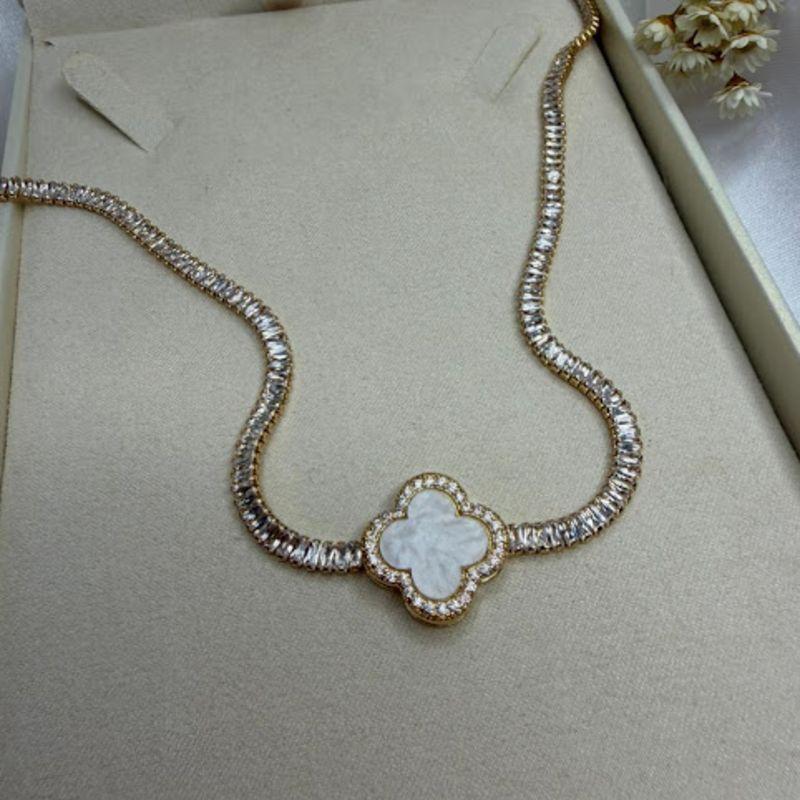 Colar Riviera Baguete com Pingente Trevo de Madrepérola e Cravejado Zircônias - Banhado a Ouro 18k