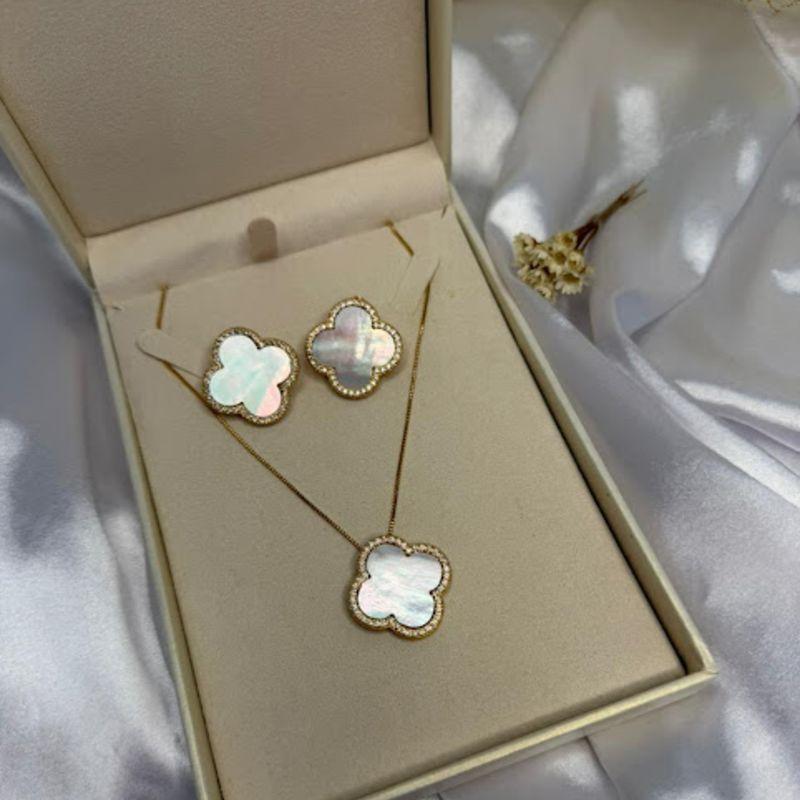 Conjunto Colar e Brincos Trevo Madrepérola Grande com Lateral Cravejado Zircônias -  Banhado Ouro 18k