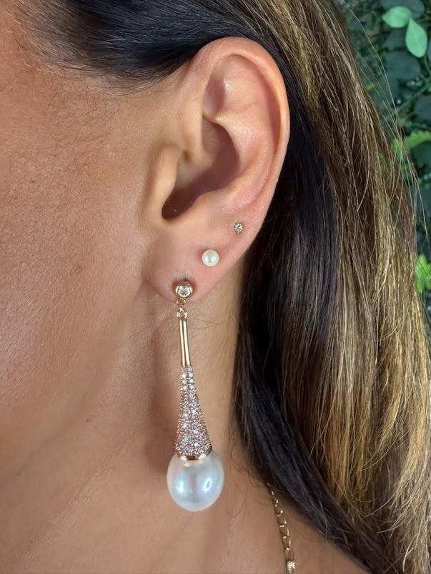 Brinco Longo com Zircônias e Pérola - Banhado a Ouro 18k