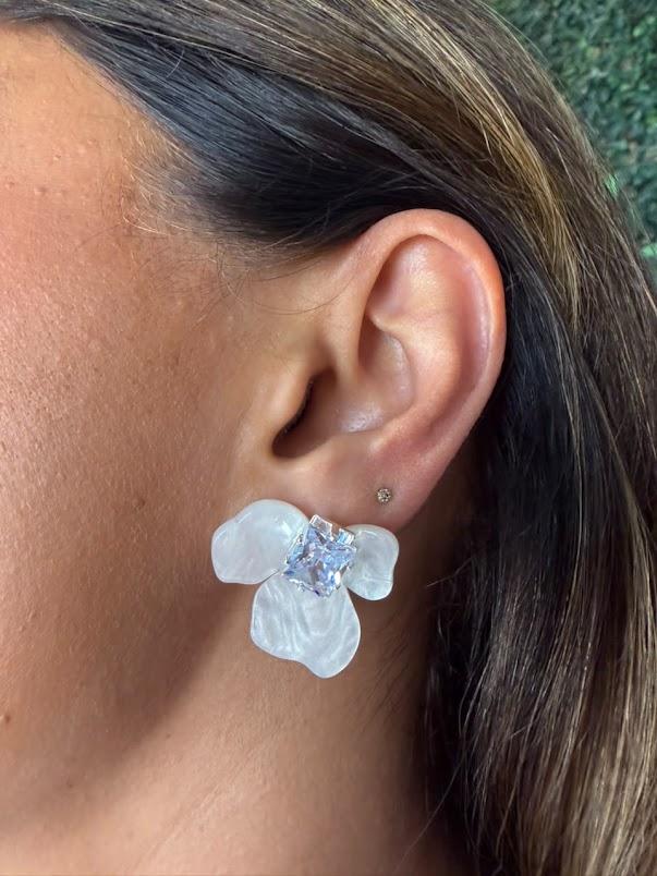 Brinco Flor de Resina com Ponto de Luz Quadrado - Banhado a Ródio Branco
