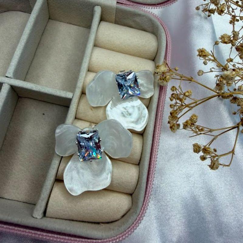 Brinco Flor de Resina com Ponto de Luz Quadrado - Banhado a Ródio Branco