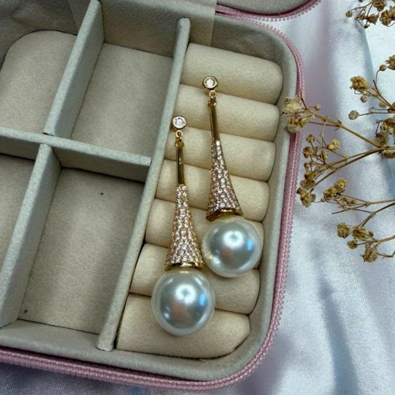 Brinco Longo com Zircônias e Pérola - Banhado a Ouro 18k