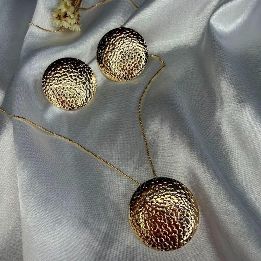 Conjunto Colar e Brinco Pingente Redondo em Relevo- Banhado a Ouro 18k