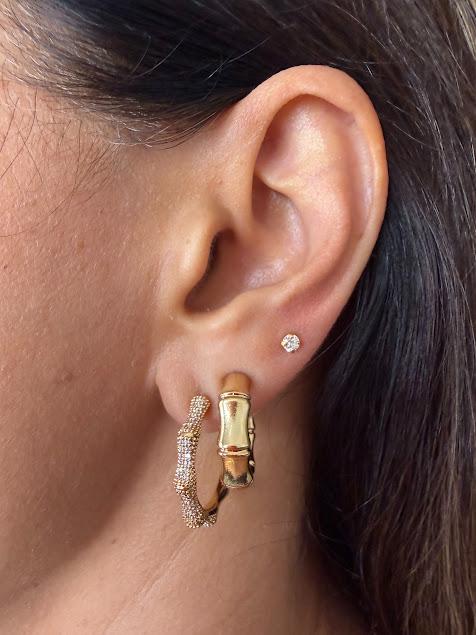Brinco Semi Argola Formato de Bamboo Cravejada com Zircônias - Banhado a Ouro 18k