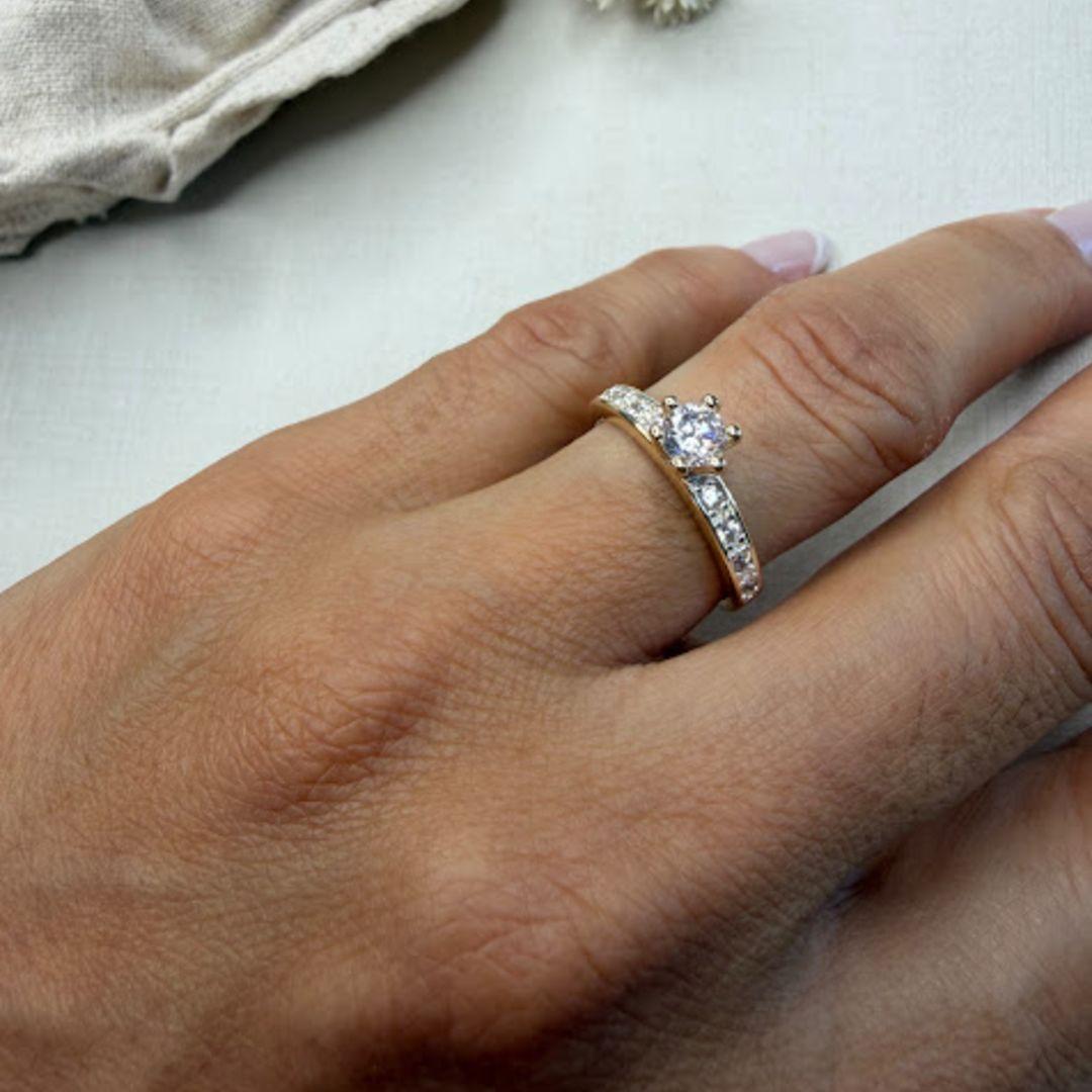 Anel Solitário com Cravejado Zircônias - Banhado a Ouro 18k