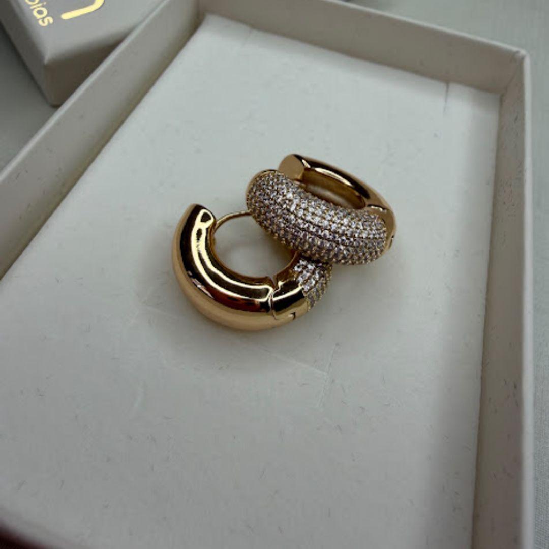 Brinco de Argola Estilo Bold com Cravejado de Microzircônias - Banhado a Ouro 18k