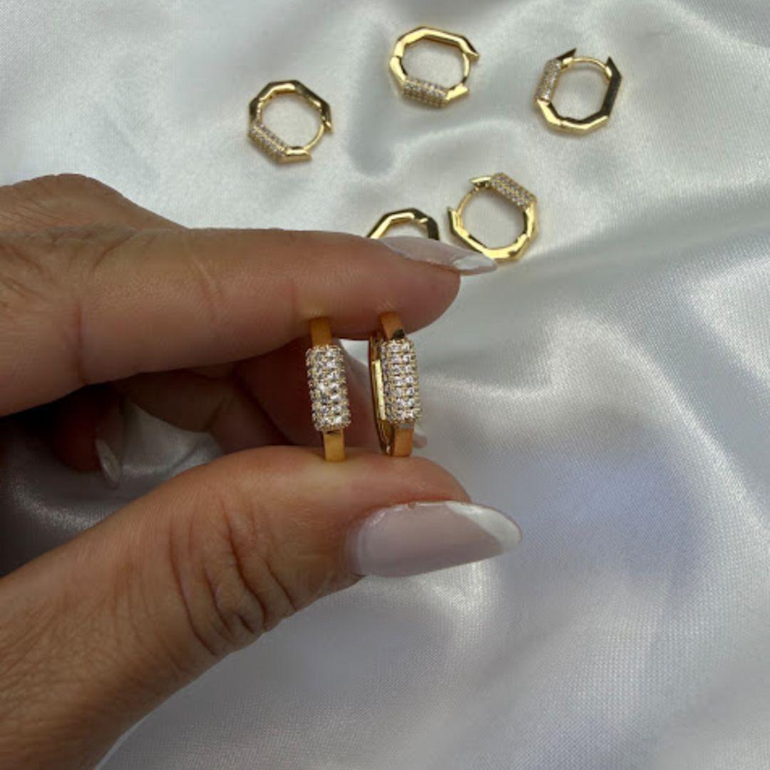 Brinco de Argola Hexagonal Cravejada (Par) - Banhado a Ouro 18k