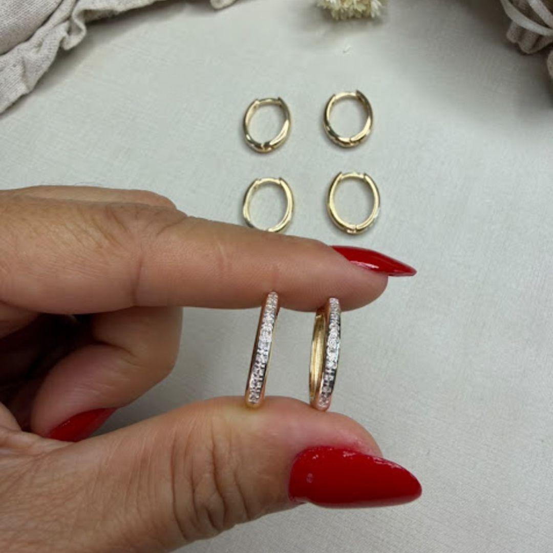 Brinco de Argolinha Oval com Fileira de Zircônias (Par) - Banhado a Ouro 18k