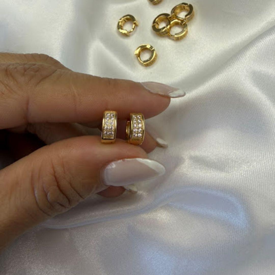 Brinco de Argolinha Pcom 2 Fileiras Cravejadas (Par)- Banhado a Ouro 18k