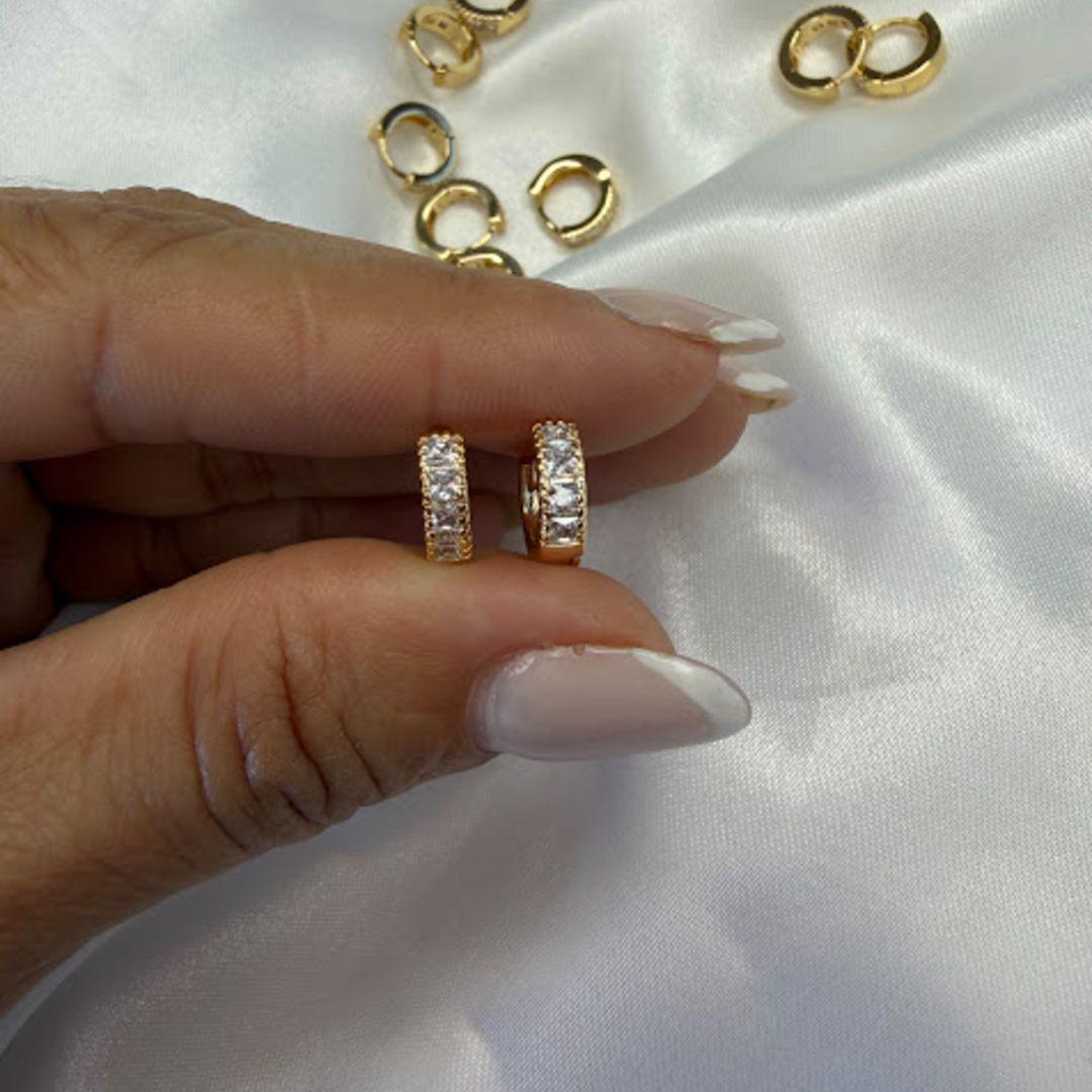 Brinco de Argolinhas Pequenas com Zircônias Quadradas ( Par) - Banhado a Ouro 18k