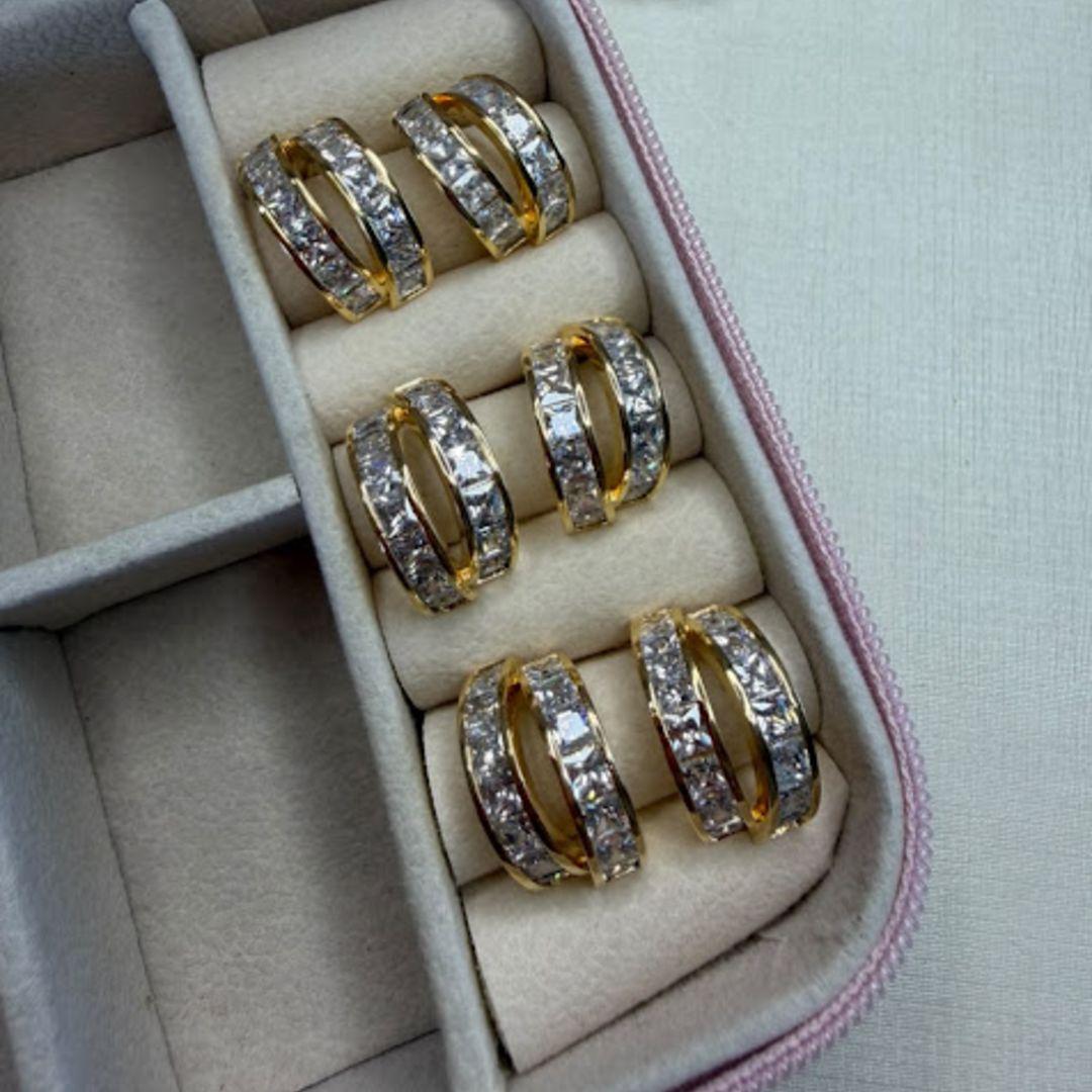 Brinco Semi Argola com Fileiras de Zircônias Quadradas (Par) - Banhado a Ouro 18k