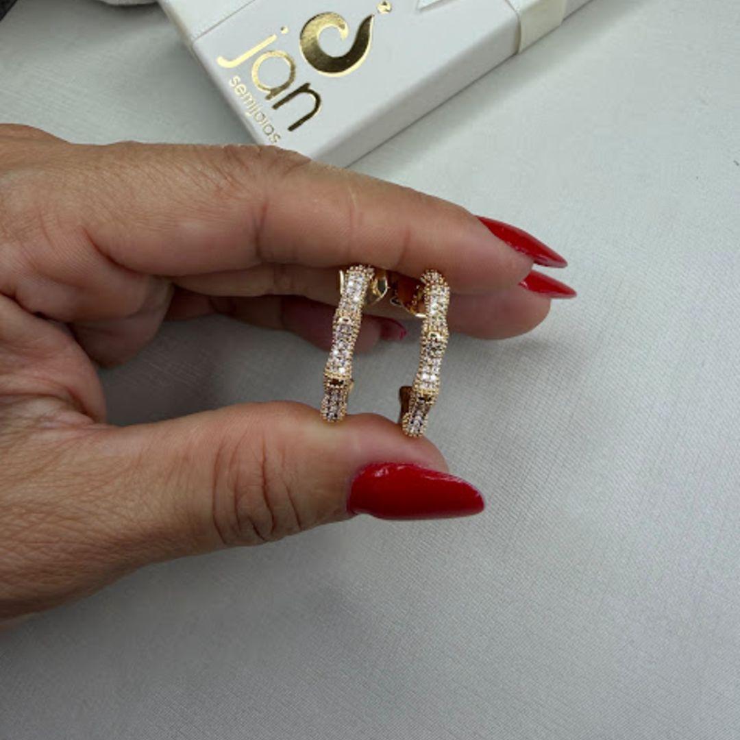 Brinco Semi Argola Formato de Bamboo Cravejada com Zircônias - Banhado a Ouro 18k