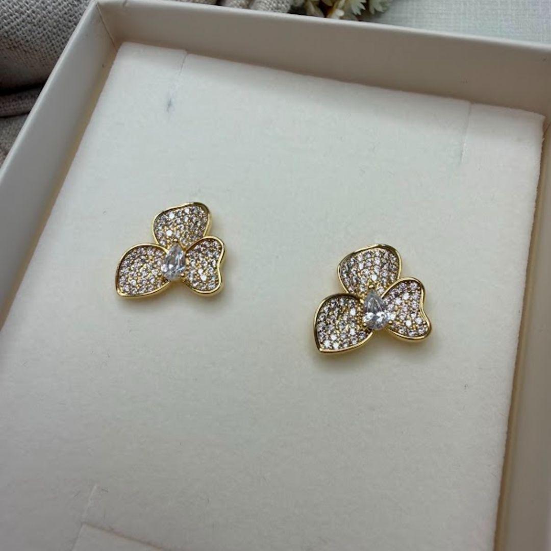 Brincos em Formato de Flor Cravejada Zircônias - Banhado a Ouro 18k