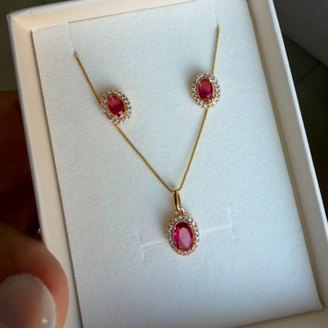 Conjunto Colar e Brincos com Zircônia Oval Pink e Bordas Cravejadas - Banhado a Ouro 18k