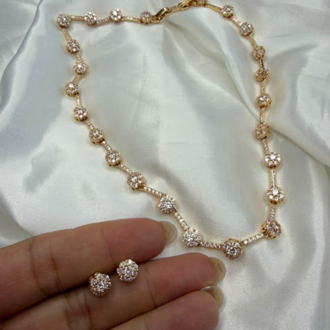 Conjunto Colar e Brincos Flores Cravejadas com Zircônias Inspiração Joia - Banhado a Ouro 18k