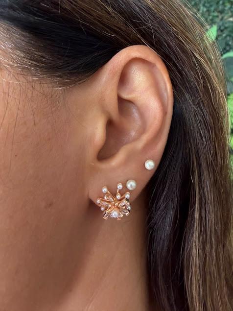 Brinco Estrelar  com Pequenas Pérolas e Zircônias em Baguete - Banhado a Ouro 18k