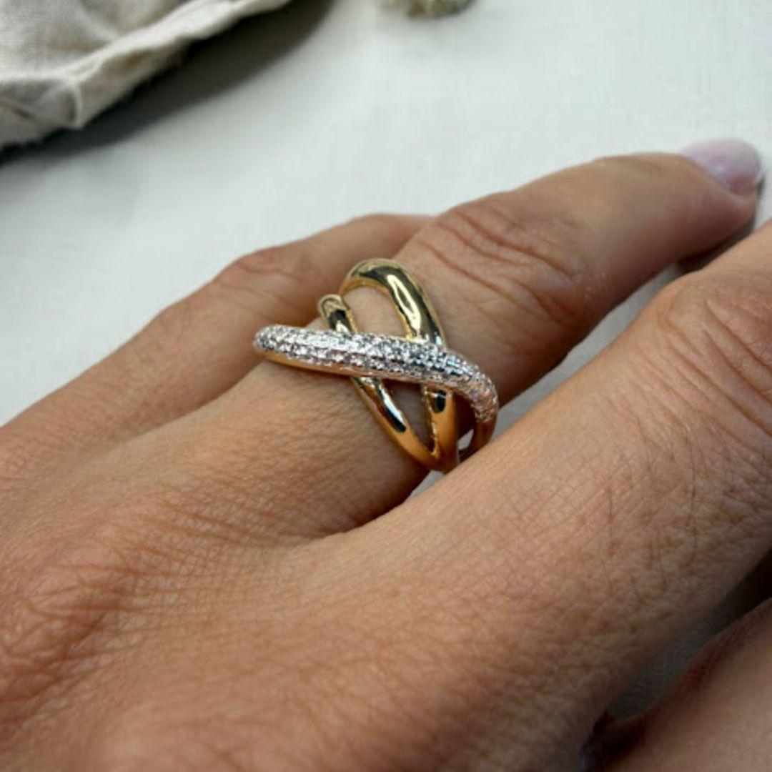 Anel Entrelaçado e Cravejado de Microzircônias - Banhado a Ouro 18k