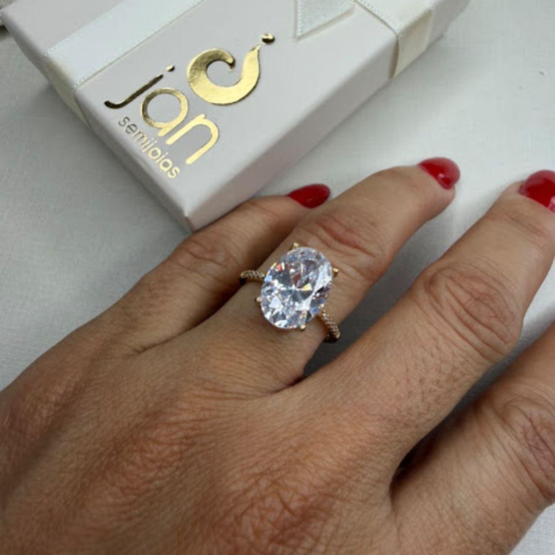 Anel Solitário com Zircônia Central Grande e Oval e Lateral com Cravejado - Banhado a Ouro 18k