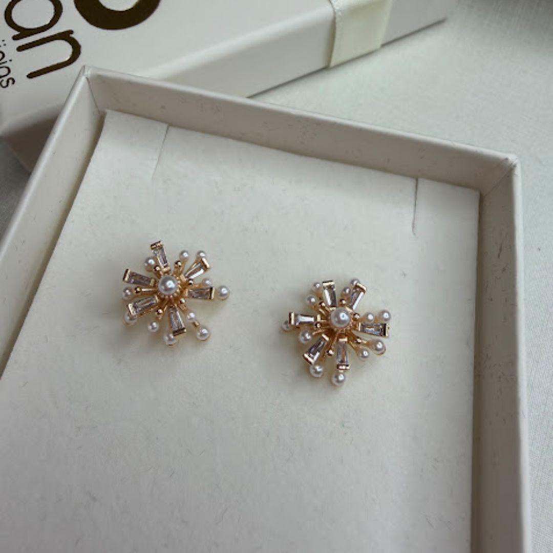 Brinco Estrelar  com Pequenas Pérolas e Zircônias em Baguete - Banhado a Ouro 18k