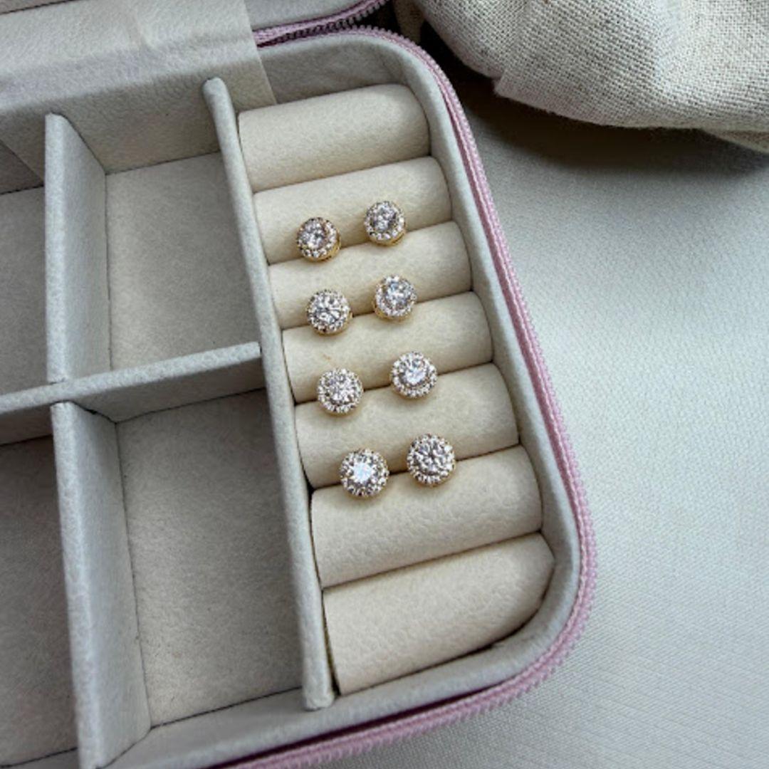 Brinco Pequeno Redondo Zirconia Central Cristal (Par) - Banhado a Ouro 18k