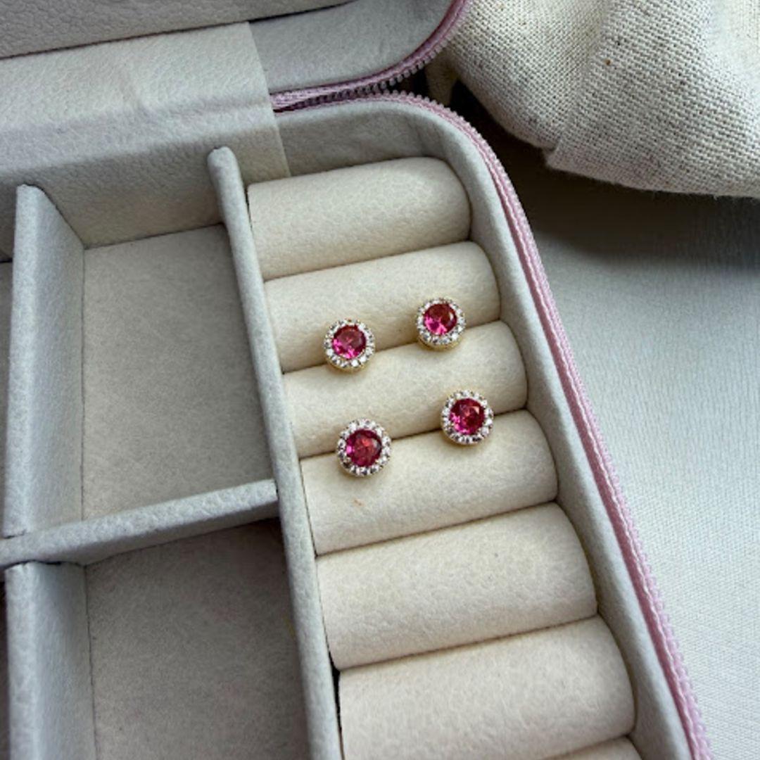 Brinco Pequeno Redondo Zirconia Central Pink (Par) - Banhado a Ouro 18k