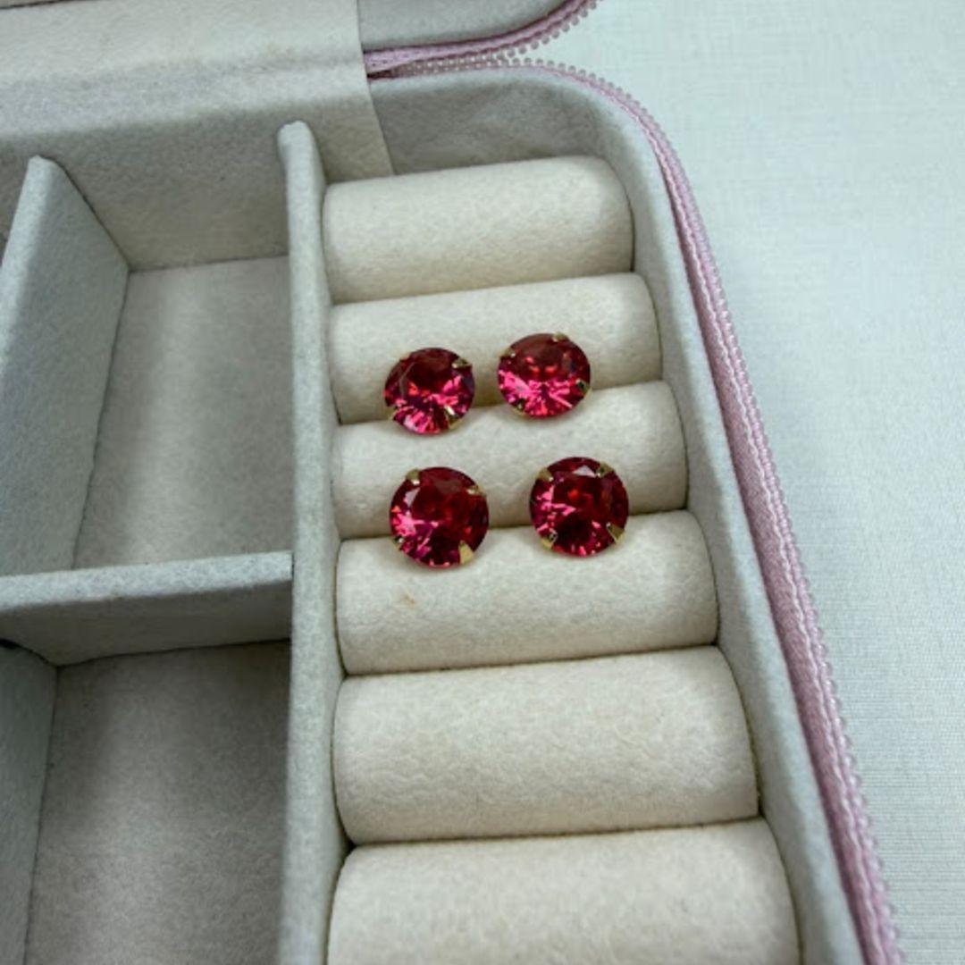 Brinco Ponto de Luz Redondo 8mm Zircônia Pink (Par) - Banhado a Ouro 18k