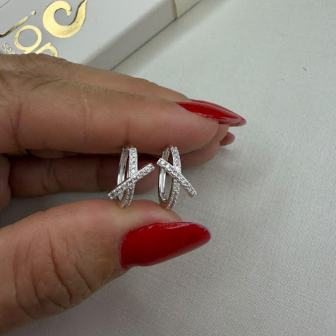 Brincos de Argolinha com Detalhe em Formato de 