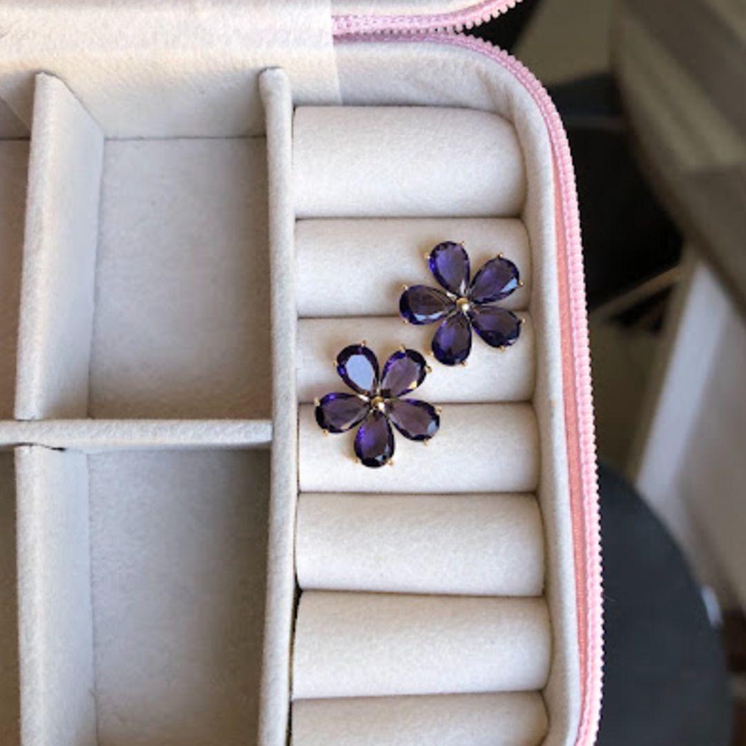 Brincos em Formato de Flor com Pedras Roxa - Banhado a Ouro 18k