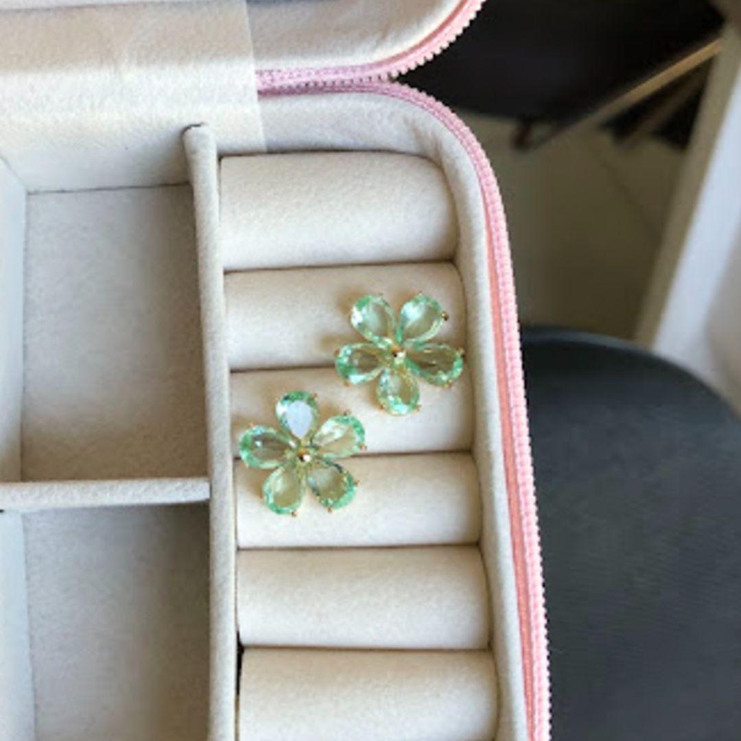 Brincos em Formato de Flor com Pedras Verde Claro - Banhado a Ouro 18k