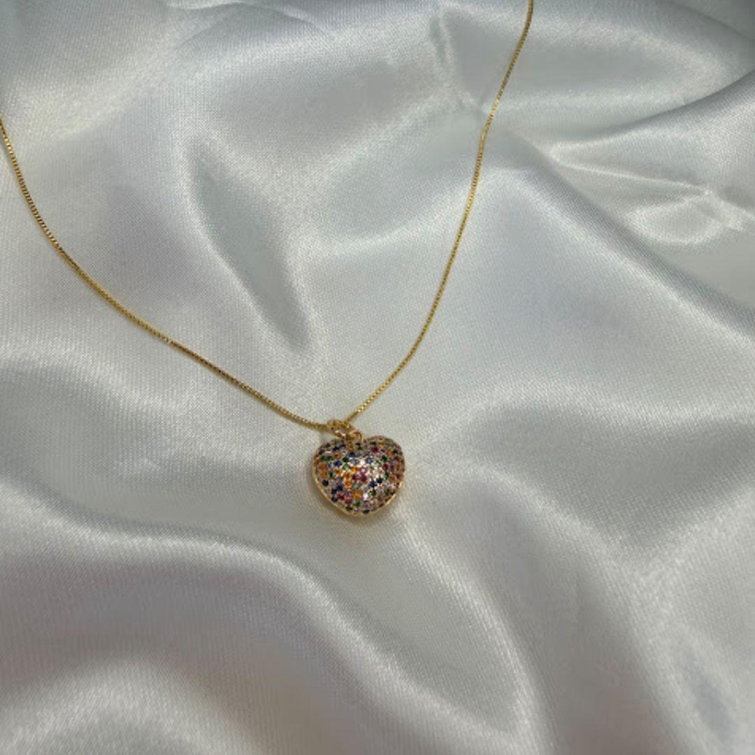 Colar com Pingente em Formato de Coração Cravejado de Zircônias Multicoloridas - Banhado a Ouro 18k