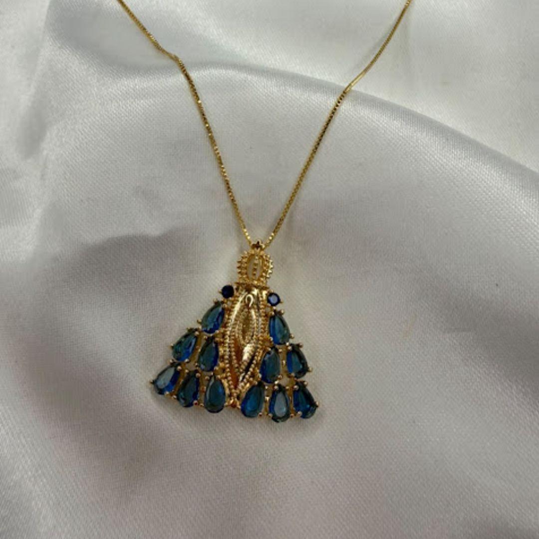 Colar Pingente de Nossa Senhora Aparecida Cravejado Zircônias em Gota Azul - Banhado a Ouro 18k