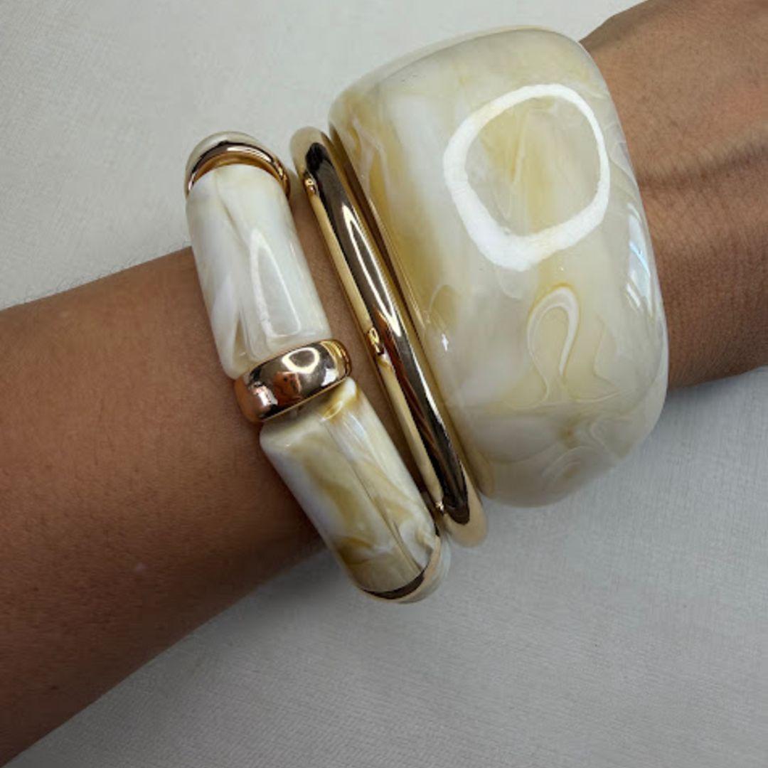 Kit de Bracelete Dourado e Pulseiras em Acrílico Efeito Marmorizado com Dourado