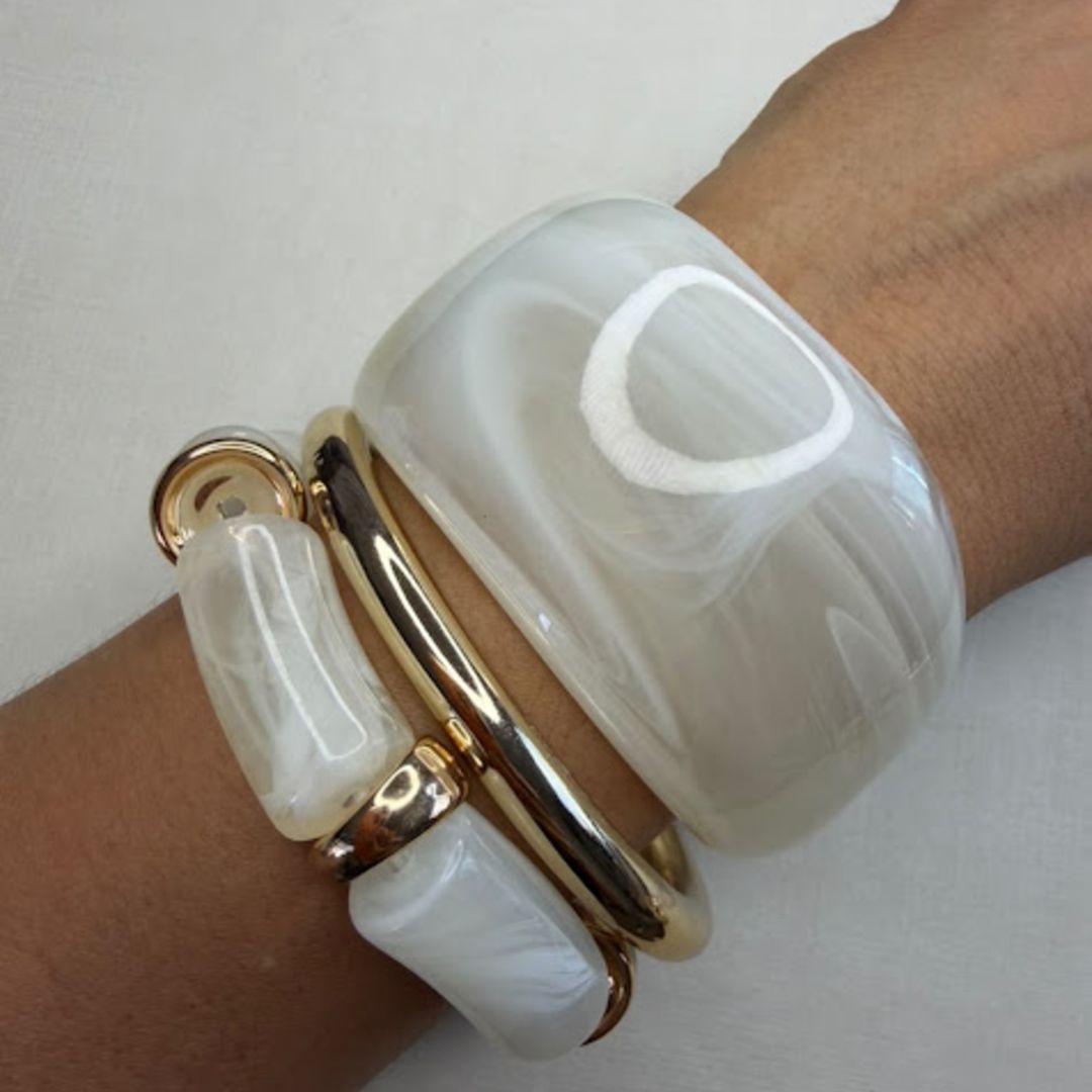 Kit de Bracelete Dourado e Pulseiras em Acrílico Marmorizado