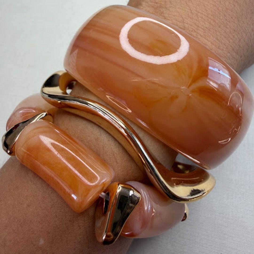 Kit de Bracelete Dourado e Pulseiras em Acrílico mesclado Caramelo/Laranja